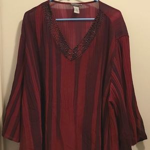4x black/Burgundy blouse. Great condition. Pleated look 3/4 length sleeve.